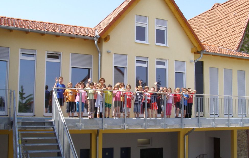 Zu sehen ist ein Bild des Erweiterungsbau der Grundschule bei der Einweihung 2010.
