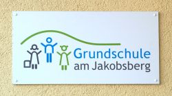 Zu sehen ist das Logo der Grundschule am Jakobsberg in Ockenheim