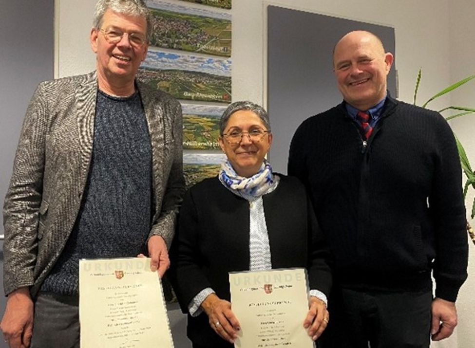 Zu sehen ist ein Gruppenbild mit den neuen Beauftragten und Bürgermeister Neuhaus.