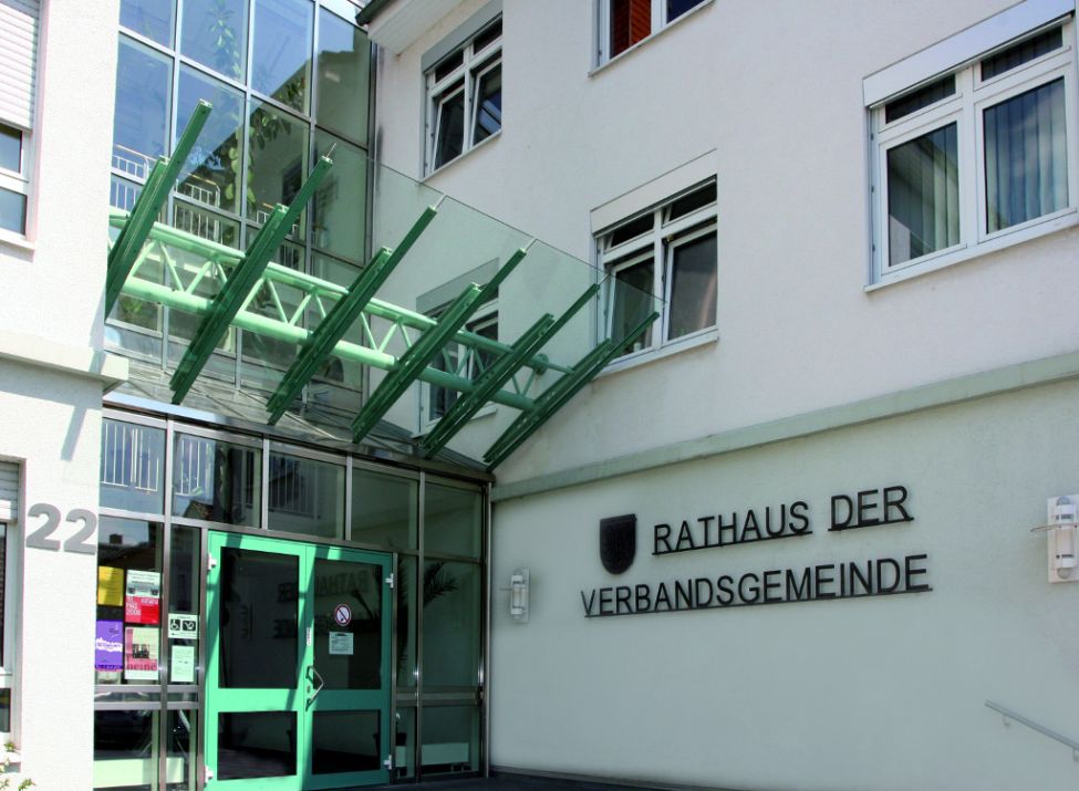 Zu sehen ist der Eingang zum Rathaus der Verbandsgemeinde Gau-Algesheim