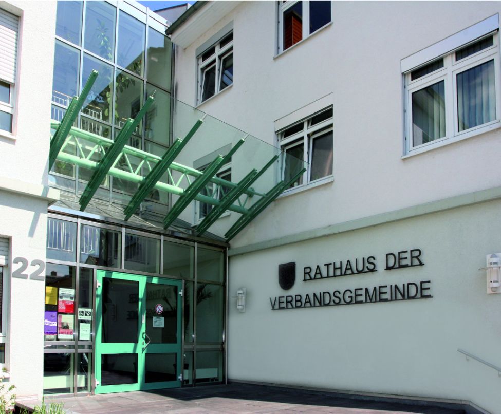 Zu sehen ist der Eingang zum Rathaus der Verbandsgemeinde Gau-Algesheim