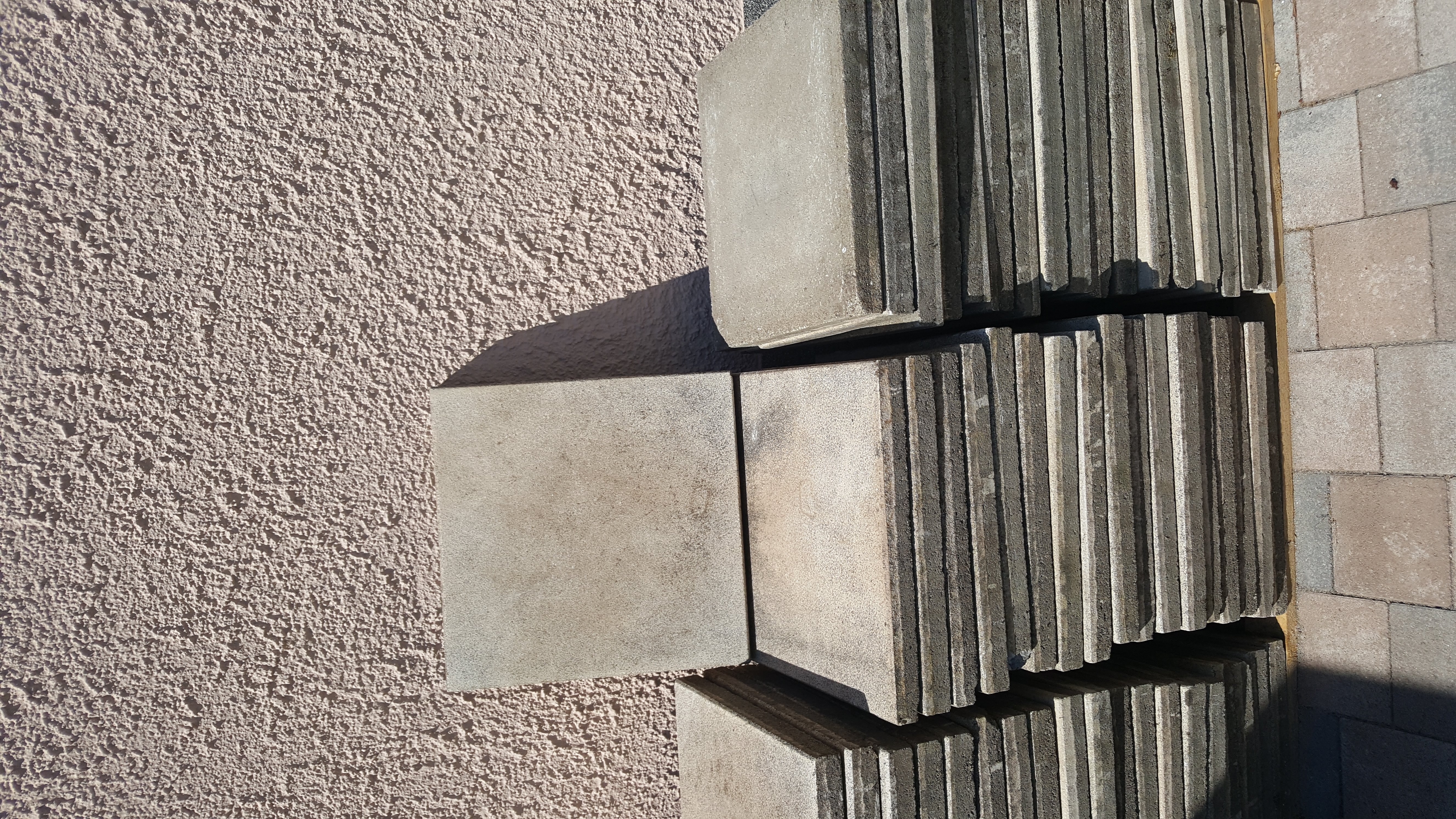 Zu sehen ist ein Bild mit Beton-Terrassenplatten. Zu sehen ist ein Bild mit Beton-Terrassenplatten.