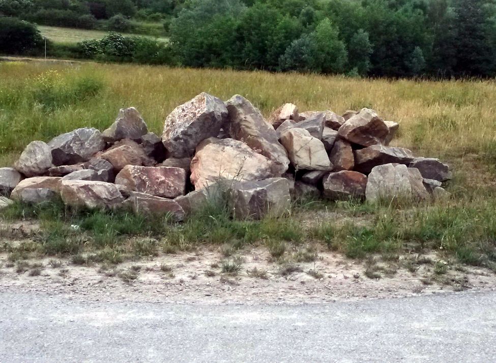 Zu sehen ist ein Steinhaufen aus Bruchsteinen als Symbolbild für die Baustoffbörse