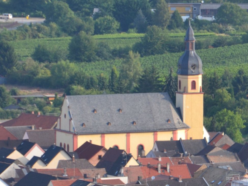 Zu sehen ist die katholische Kirche in Ockenheim (Bild Arnold Müller)