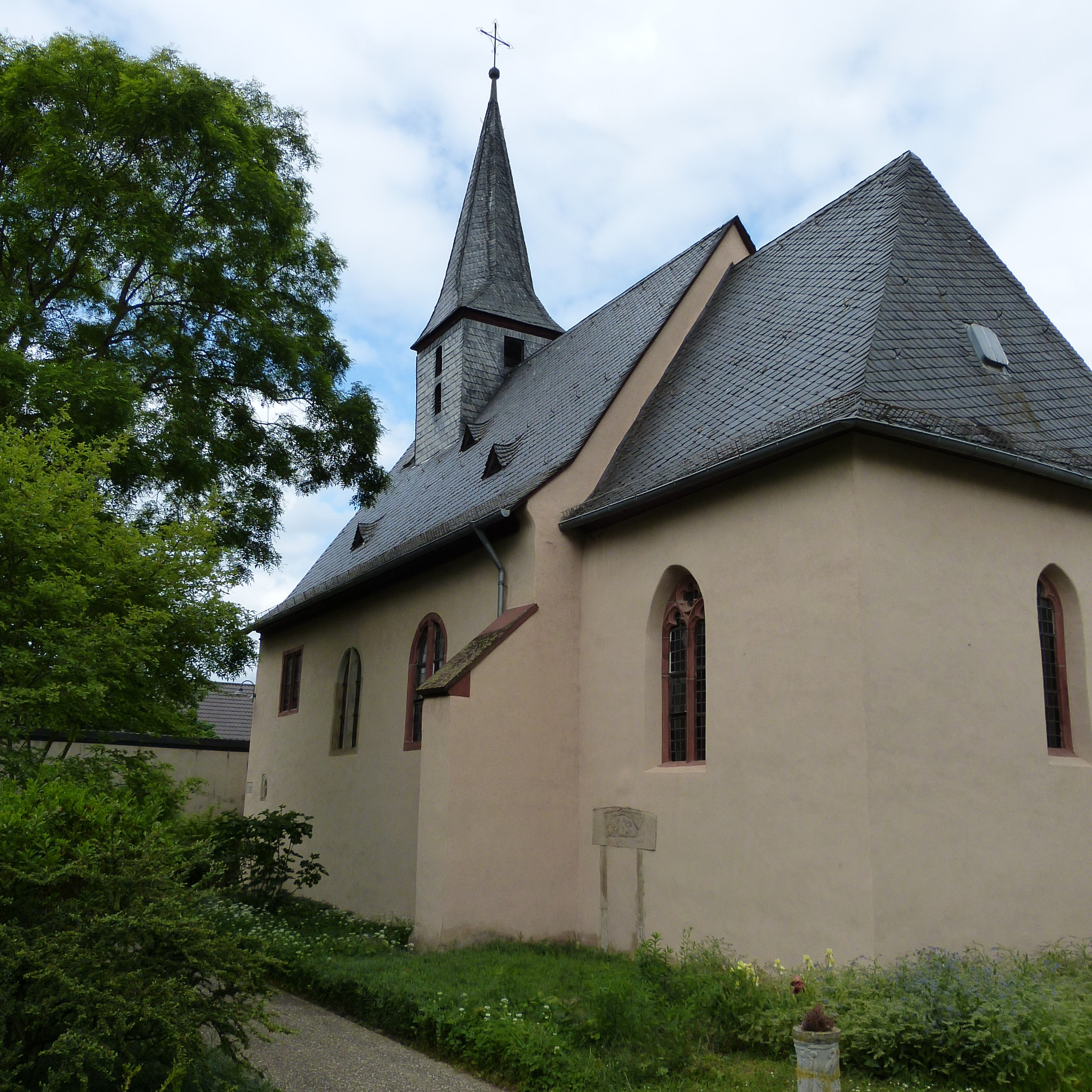 Zu sehen ist die kartholische Kirche in Schwabenheim