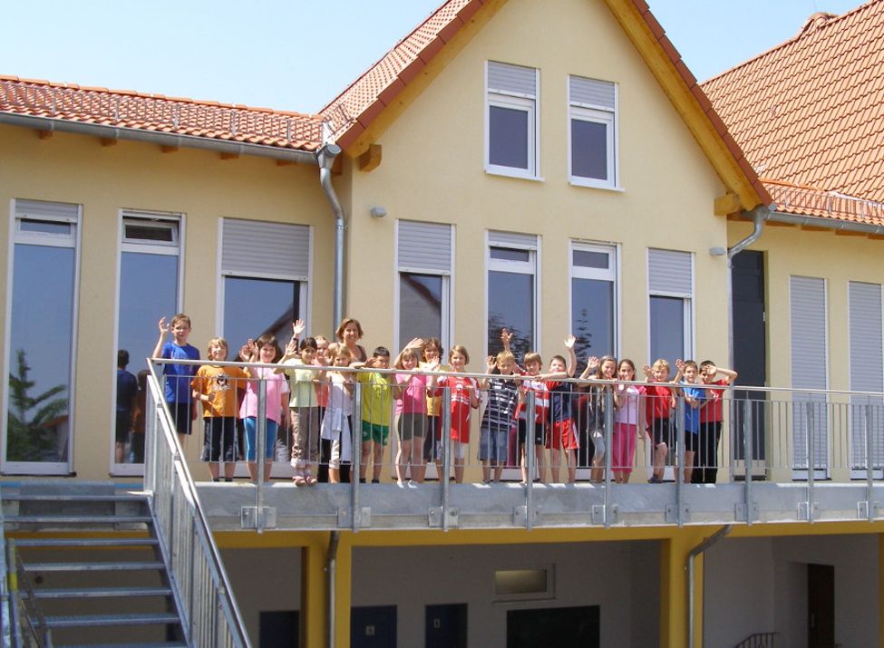 Zu sehen ist die Grundschule am Jakobsberg bei der Einweihung des neuen Mehrzweckraumes