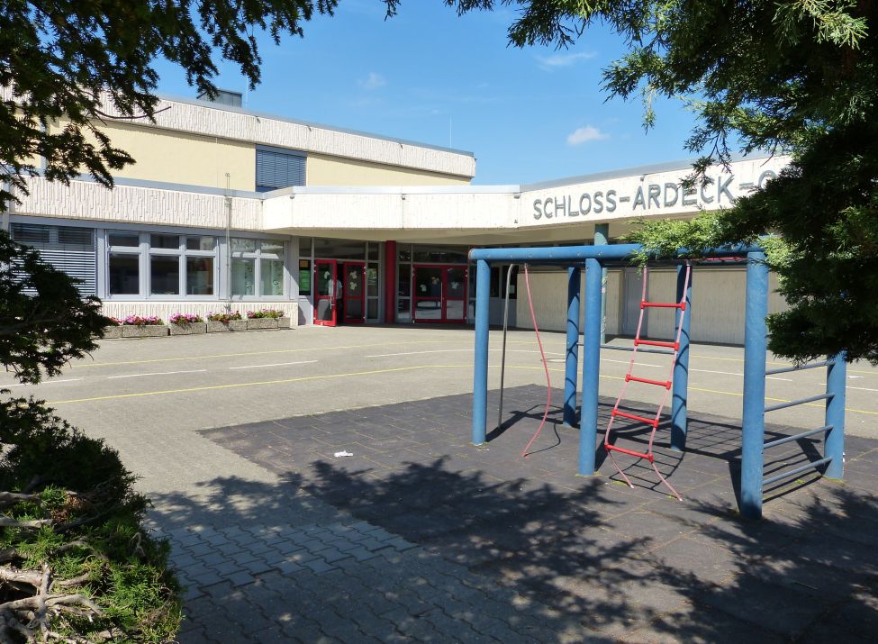 Zu sehen ist die Schloss-Ardeck-Grundschule in Gau-Algesheim