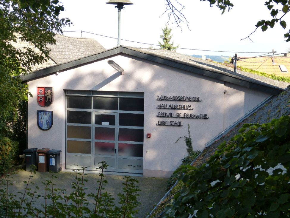 Zu sehen ist das Feuerwehrgerätehaus in Engelstadt