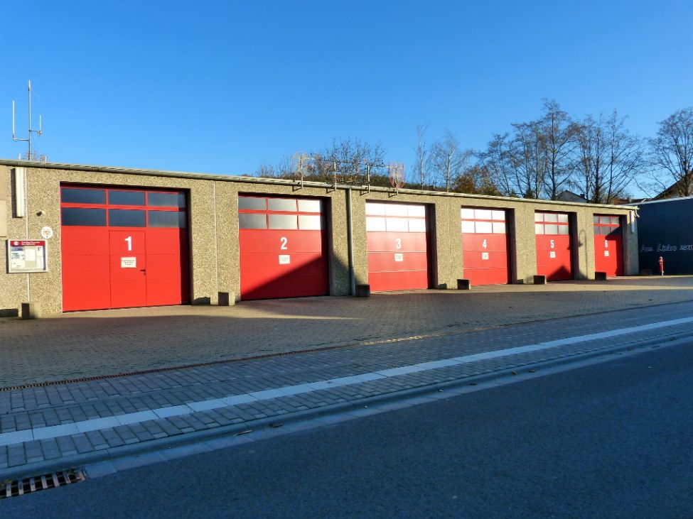 Zu sehen ist das Feuerwehrgerätehaus in Gau-Algesheim.