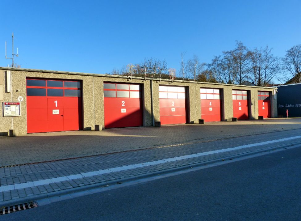 Zu sehen ist das Feuerwehrgerätehaus in Gau-Algesheim.