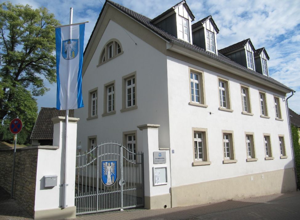 Zu sehen ist das Rathaus der Ortsgemeinde Engelstadt.