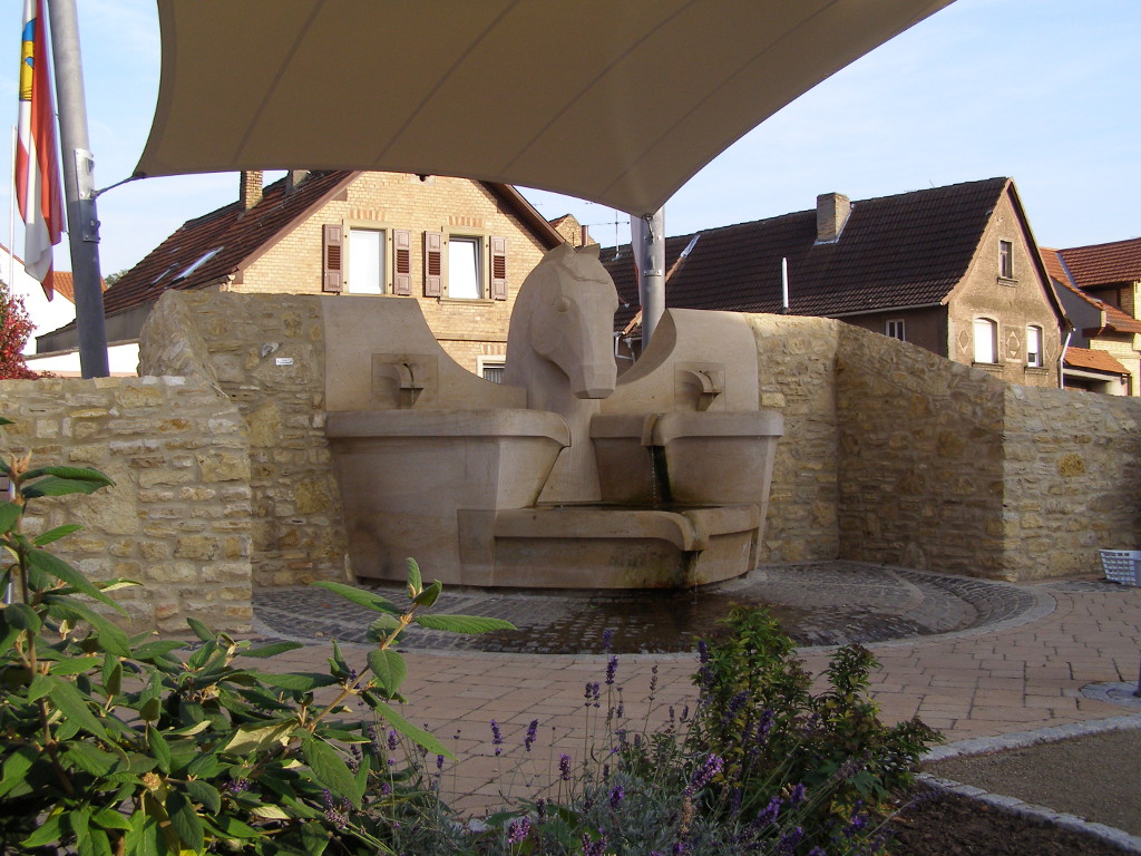 Zu sehen ist der Brunnen am Dorfmittelpunkt in Ober-Hilbersheim.