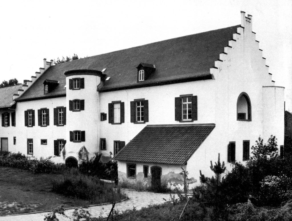 Zu sehen ist das Schloss-Ardeck, dass bis 1995 als Verwaltungssitz der Verbandsgemeinde Gau-Algesheim diente.