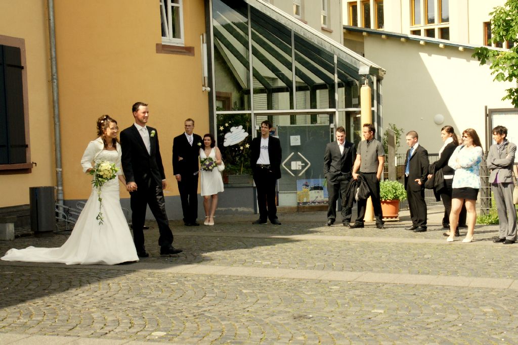 Zu sehen ist eine Hochzeitsgesellschaft vor dem Schloss Ardeck.