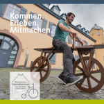 Das Deckblatt des Flyers vom Fahrradmuseum / Ein Mann fährt auf einer Laufmaschine