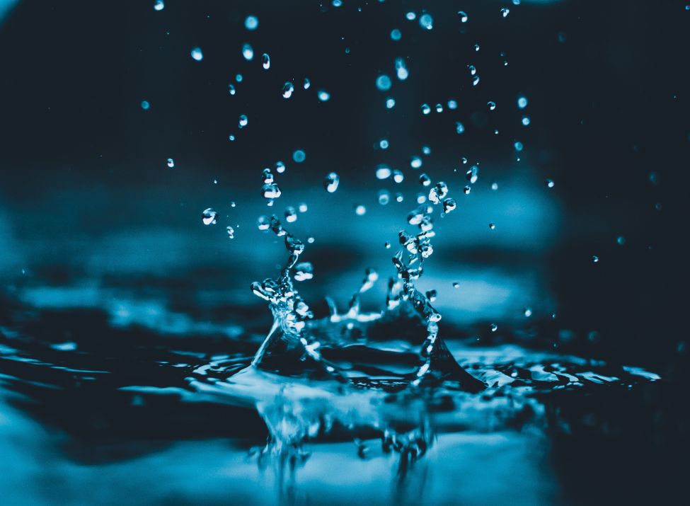 zu sehen ist auf dem Bild ein aufprallender Wassertropfen, Quelle: Sourav Mishra über Pexels.de (kostenlose Nutzung) heruntergeladen am 22.09.2020