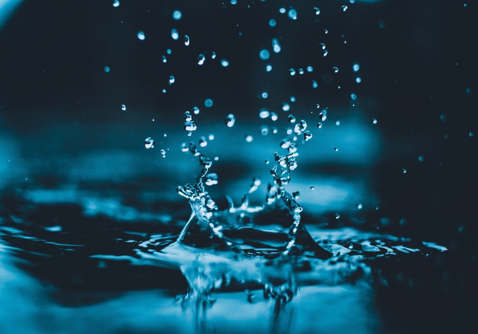 zu sehen ist auf dem Bild ein aufprallender Wassertropfen, Quelle: Sourav Mishra über Pexels.de (kostenlose Nutzung) heruntergeladen am 22.09.2020