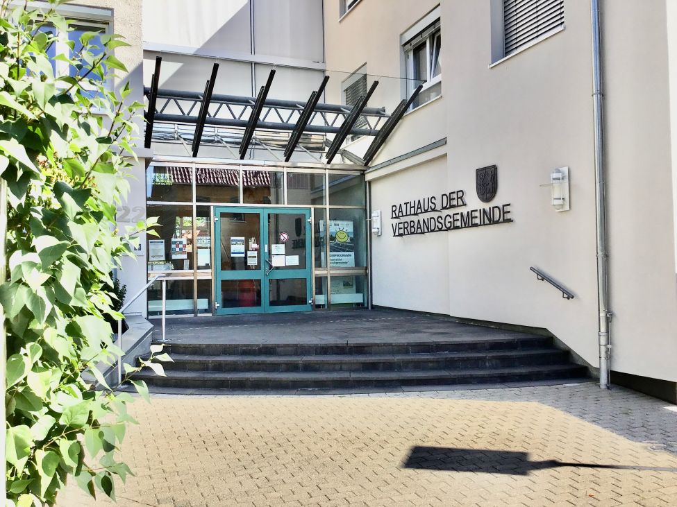 Zu sehen ist das Rathaus der Ortsgemeinde Engelstadt.