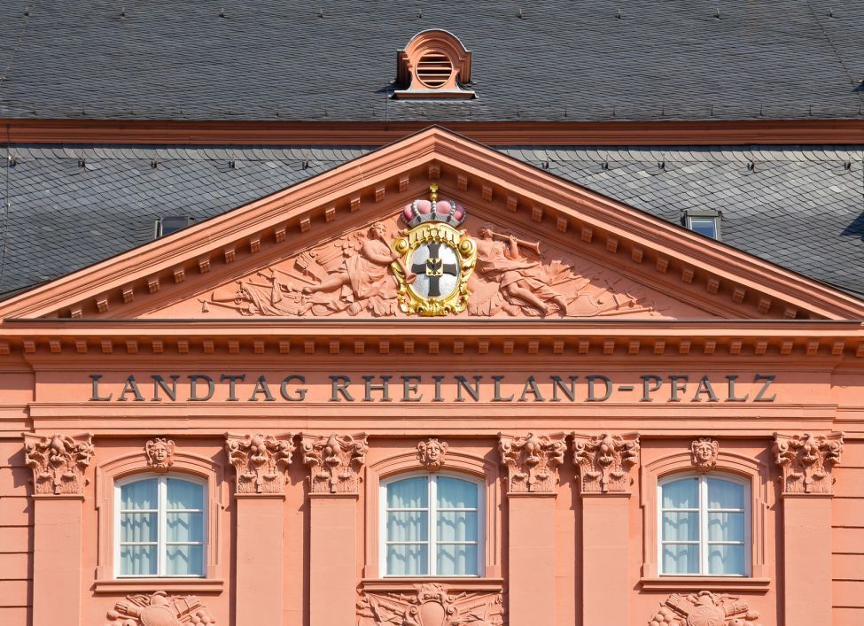 Zu sehen ist ein Bild vom Landtagsgebäude in Mainz. (Quelle Fotolia.com (c) Blackosaka)