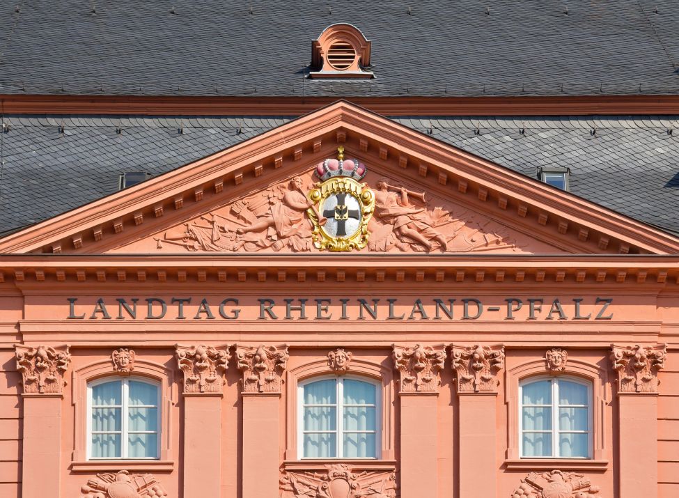 Zu sehen ist ein Bild vom Landtagsgebäude in Mainz. (Quelle Fotolia.com (c) Blackosaka)