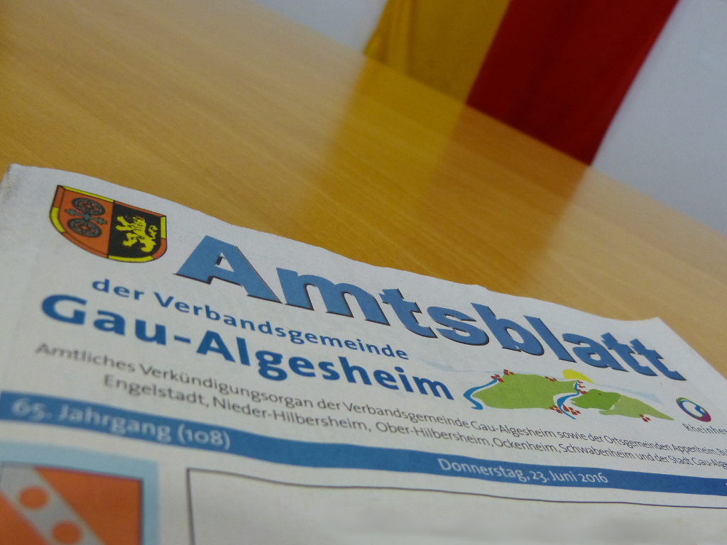 Zu sehen ist ein Amtsblatt der Verbandsgemeinde auf dem Tisch liegend als Symbolbild. Zu sehen ist ein Amtsblatt der Verbandsgemeinde auf dem Tisch liegend als Symbolbild.